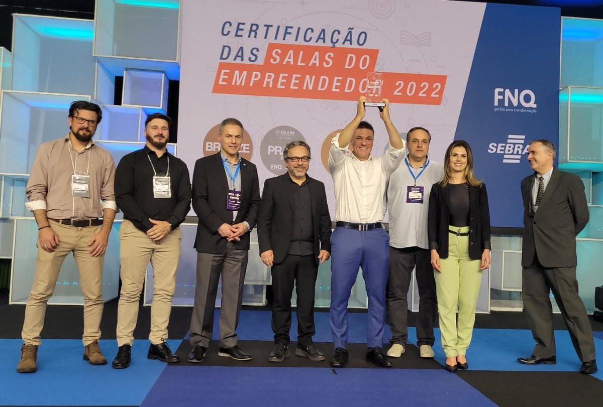 Equipe de Bagé no palco da Certificação das Salas do Empreendedor 2022, em Caxias do Sul.