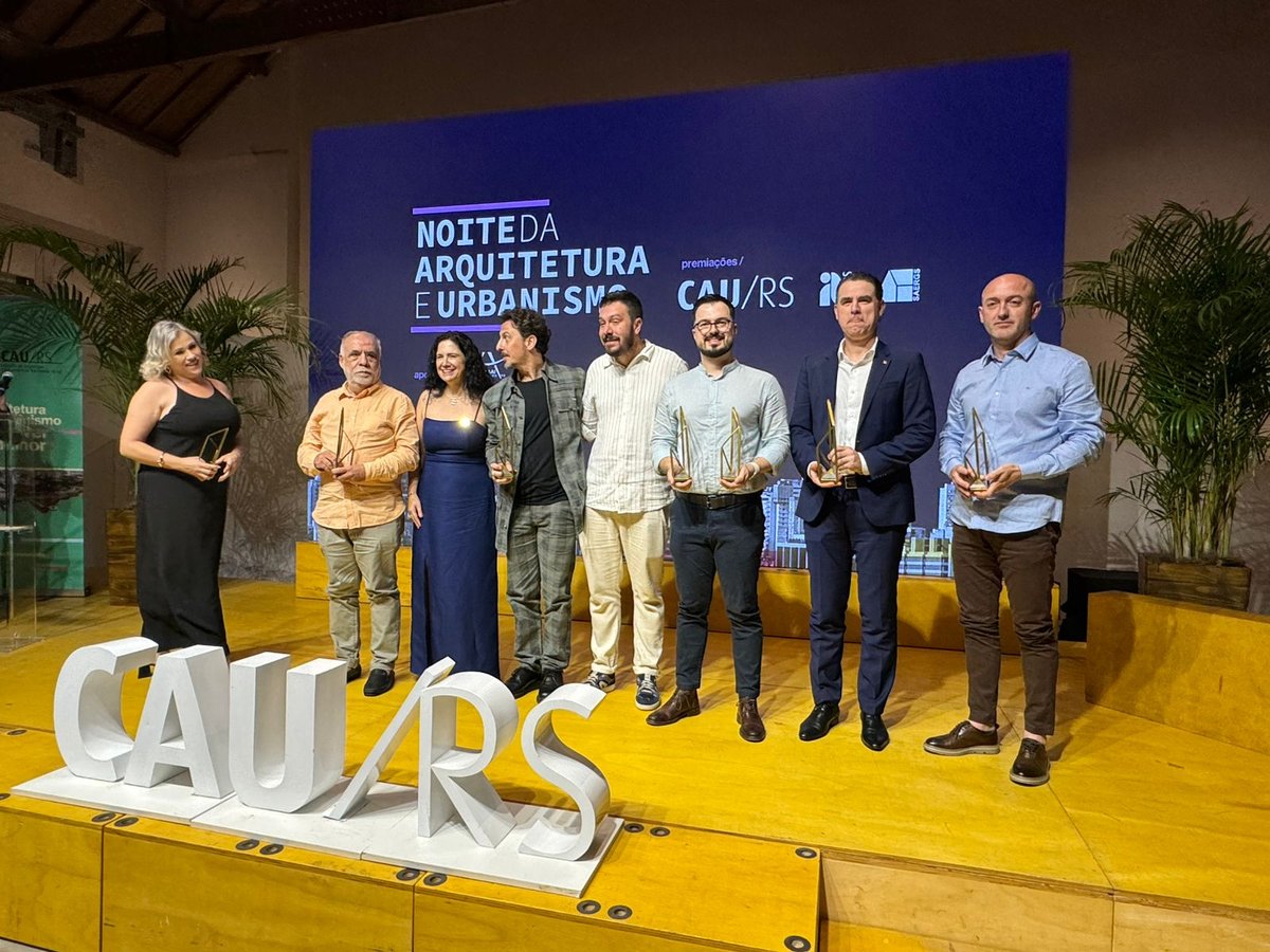 Representantes de Bagé recebem o Prêmio CAU/RS 2024 na Noite da Arquitetura e Urbanismo, em Porto Alegre