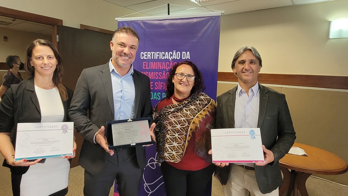 Divaldo Lara e sua equipe com a certificação do Ministério da Saúde pela eliminação da transmissão vertical do HIV.