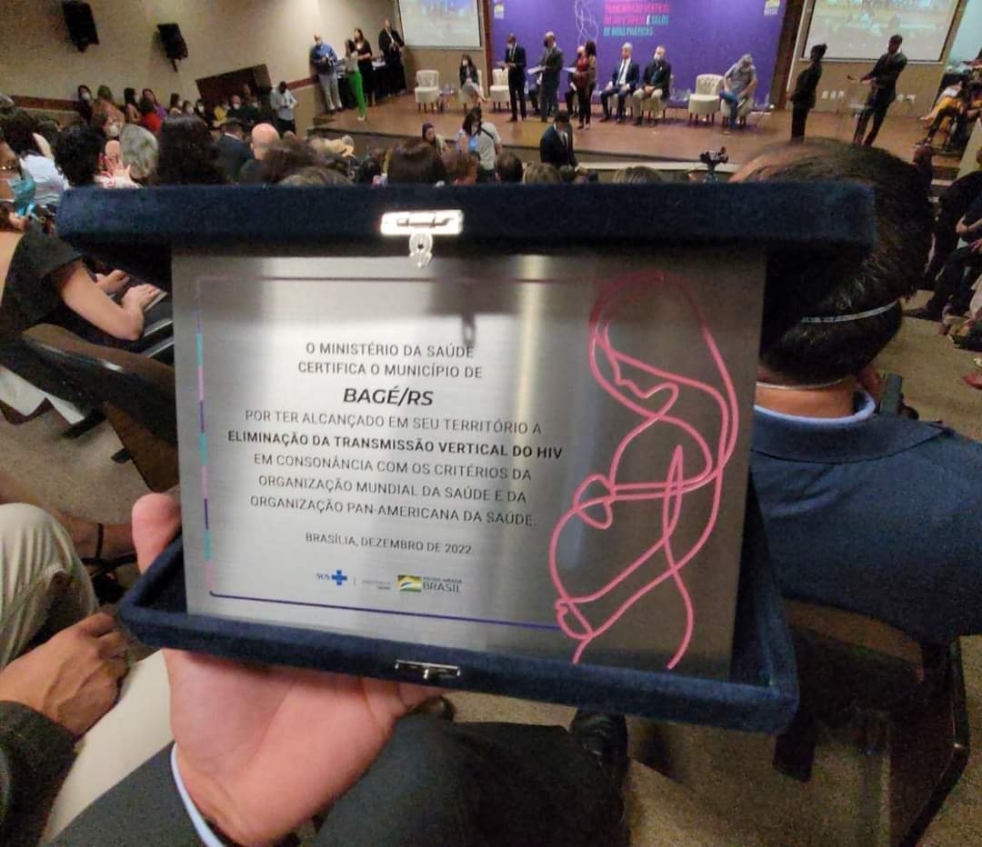 Placa entregue a Divaldo Lara pela eliminação da transmissão vertical do HIV em Bagé.
