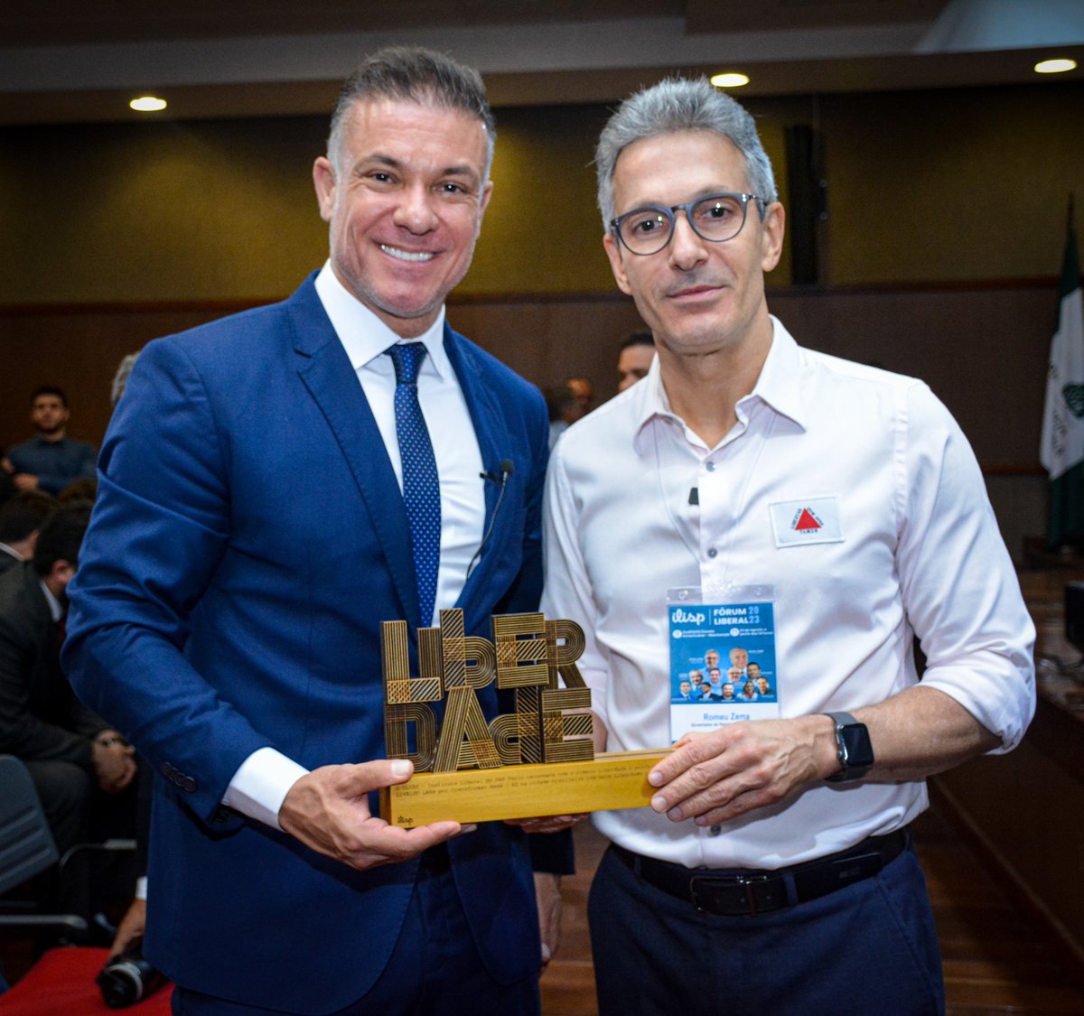 Divaldo Lara ao lado do governador de Minas Gerais, Romeu Zema, no Fórum Liberal do ILISP