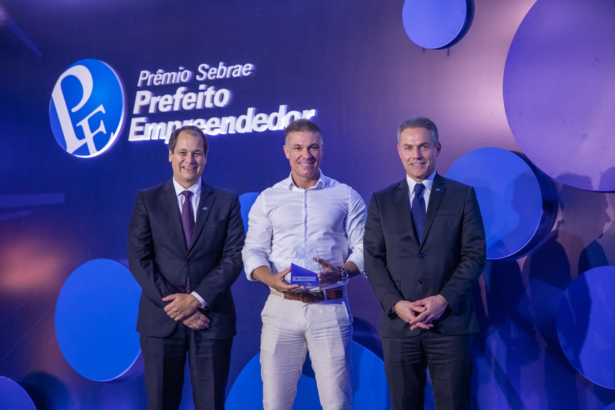 Divaldo Lara com representantes do Sebrae na cerimônia do Prêmio Prefeito Empreendedor 2022.