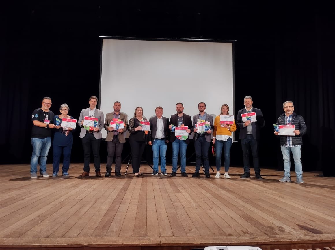 Bayard Paschoa Pereira, secretário de Desenvolvimento Econômico e Inovação de Bagé, participa da cerimônia de premiação do 3º Congresso Gaúcho de Cidades Digitais e Inteligentes, em Bento Gonçalves.