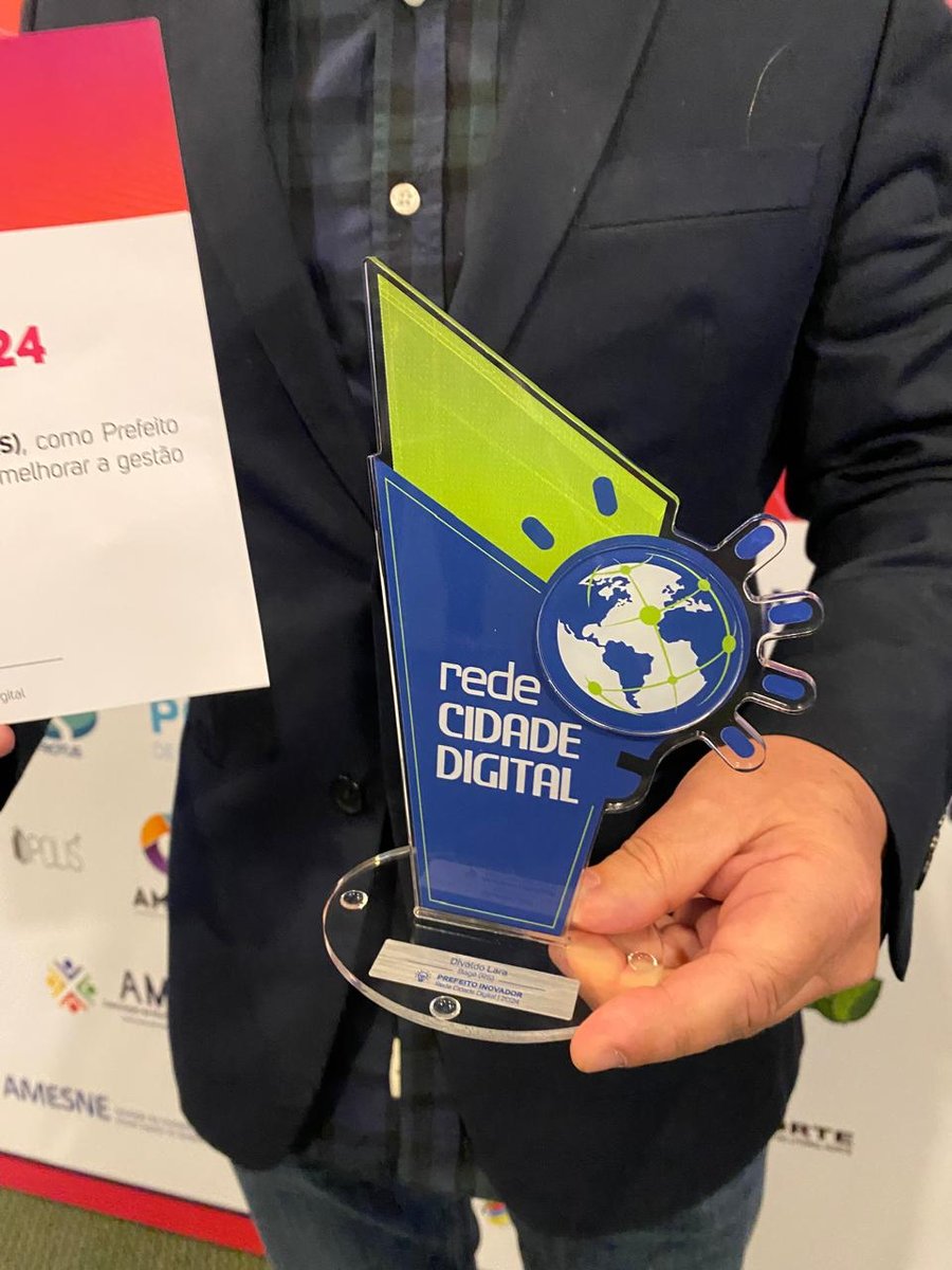 Troféu do Prêmio Prefeito Inovador 2024, da Rede Cidade Digital.