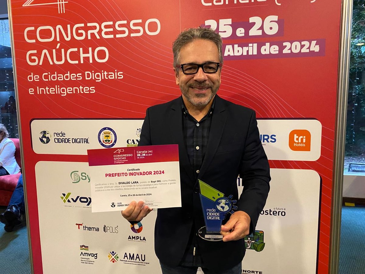 Bayard Paschoa Pereira recebe o Prêmio Prefeito Inovador 2024 em nome de Divaldo Lara, em Canela