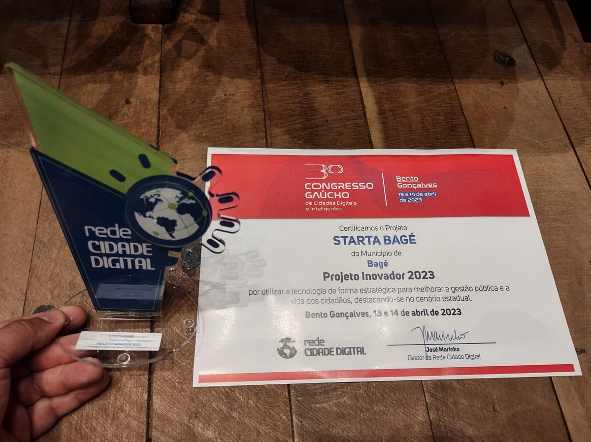 Troféu e certificado do Prêmio Projeto Inovador 2023, conquistado pelo Starta Bagé