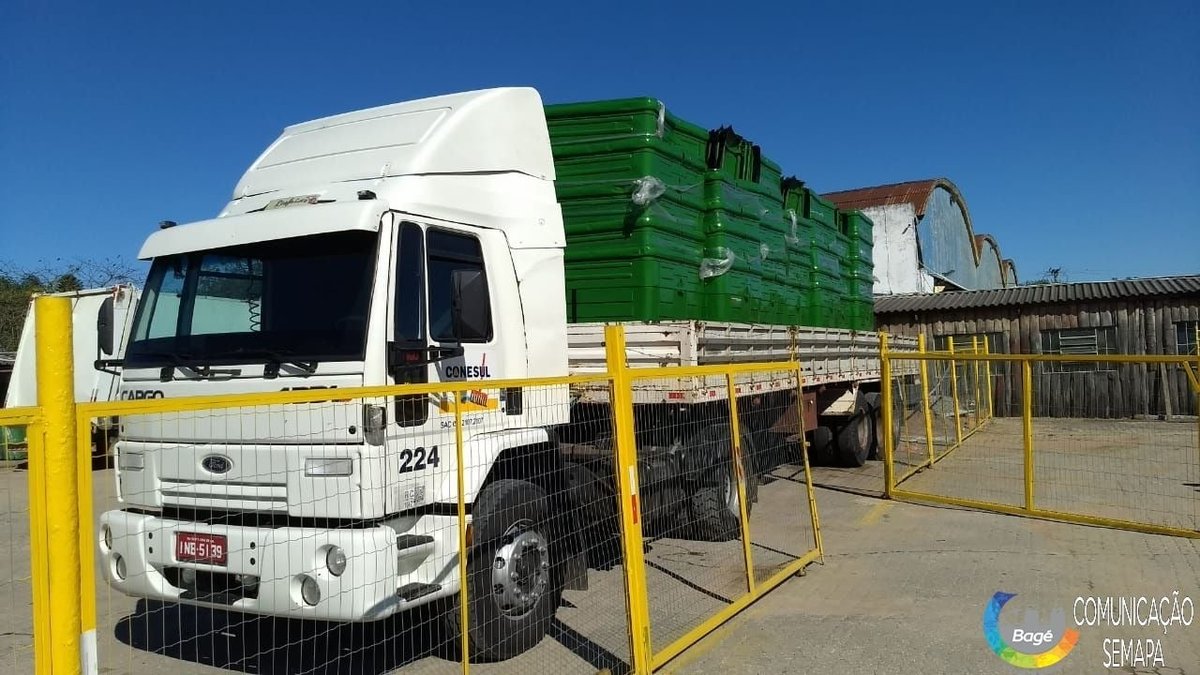 Caminhão carregado com os novos contêineres para a coleta automatizada de lixo em Bagé