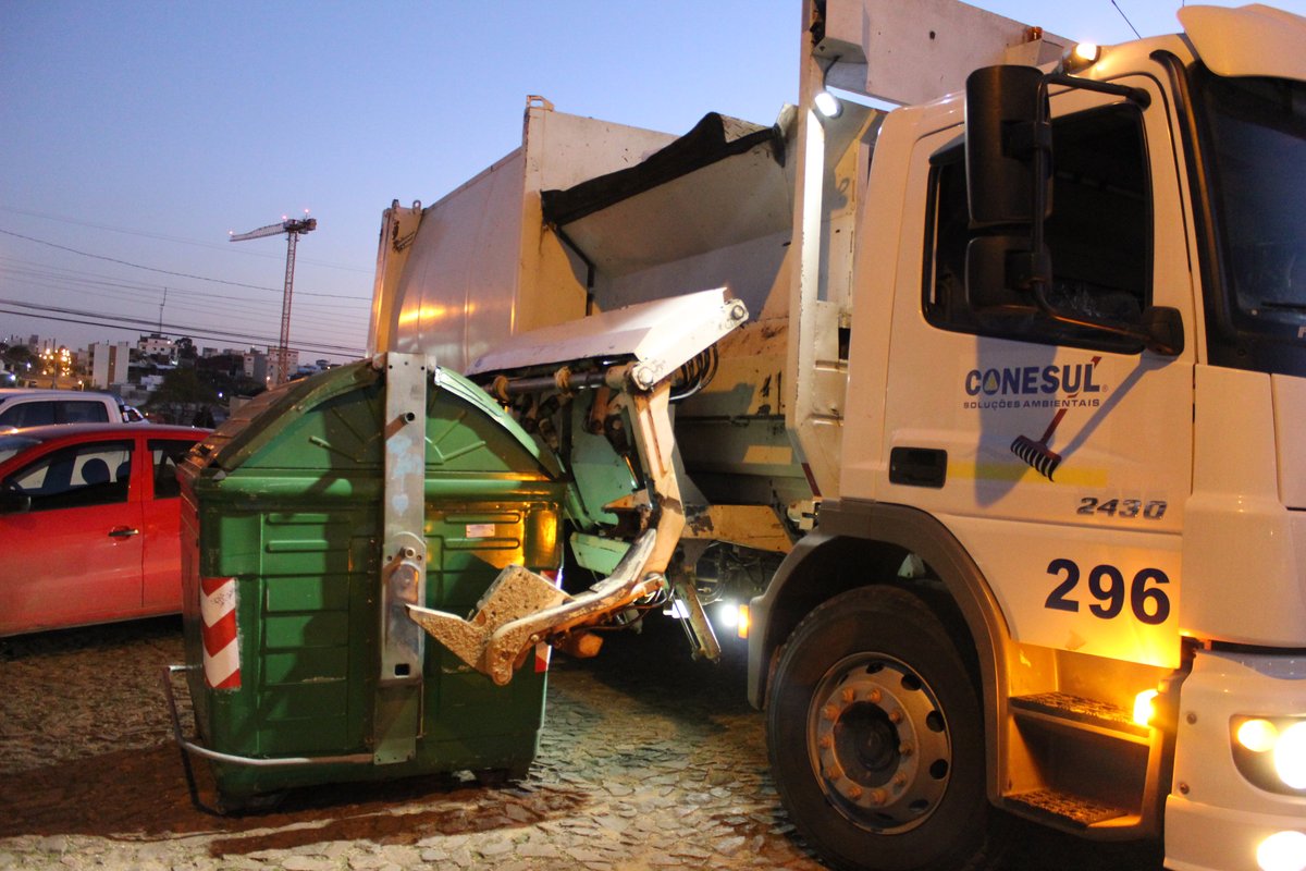 Caminhão realiza coleta automatizada com um dos novos contêineres em Bagé