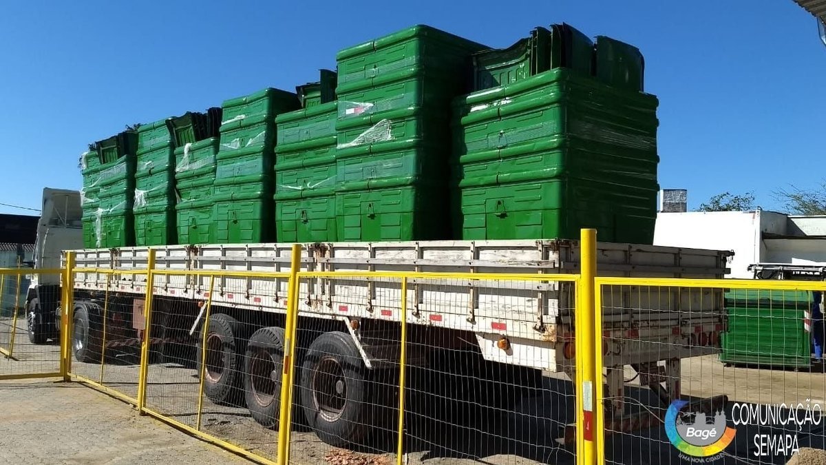 Carga de novos contêineres para a coleta automatizada de lixo em Bagé