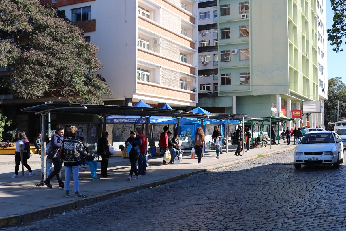 Antiga estrutura do ponto de ônibus do Calçadão, que não protegia adequadamente do sol e da chuva.