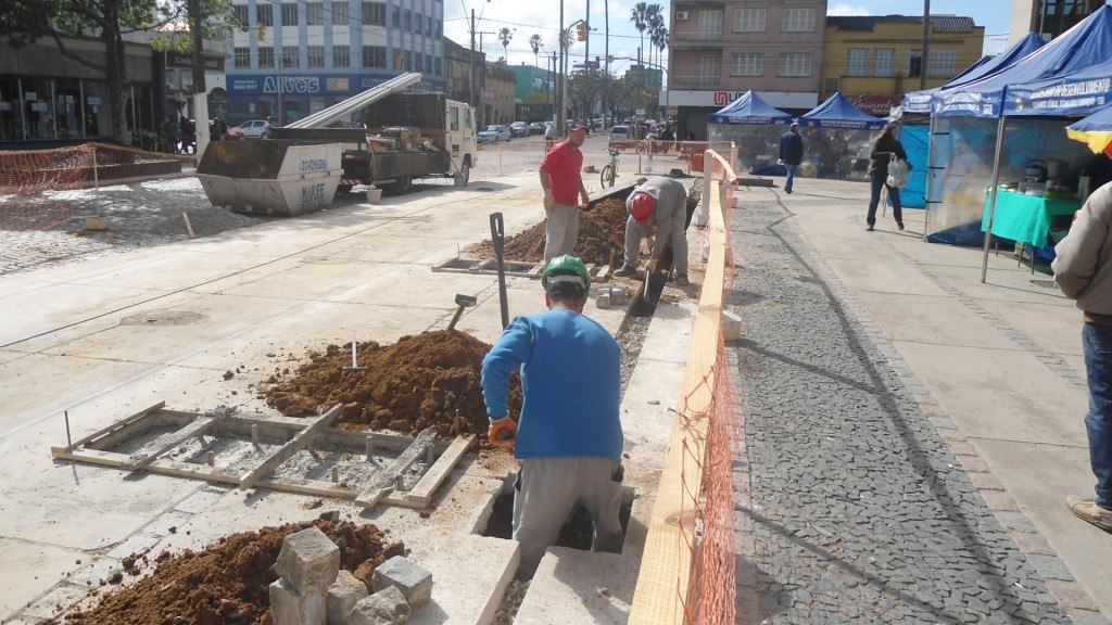 Obras de construção do novo abrigo de ônibus do Calçadão.