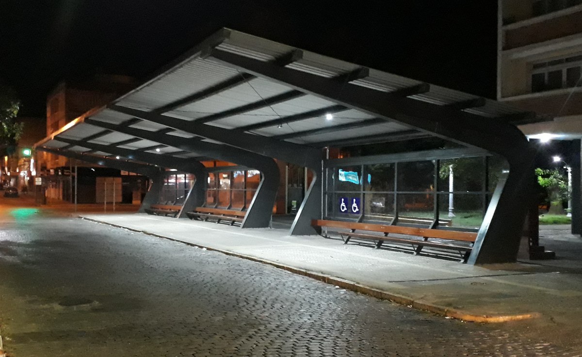Novo abrigo de ônibus do Calçadão, inaugurado por Divaldo Lara