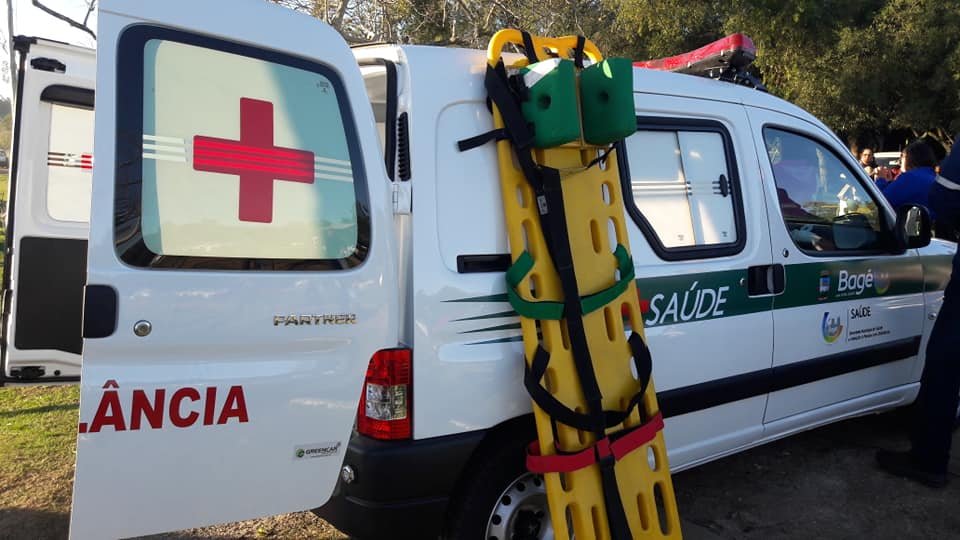 Prancha de resgate e equipamentos na lateral da ambulância entregue ao Militão