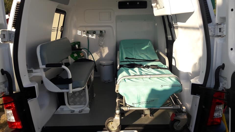 Interior da ambulância equipada com maca e itens de suporte básico à vida
