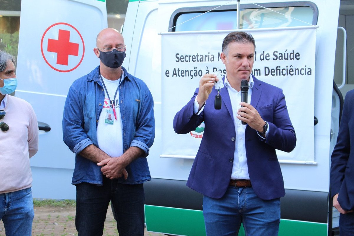 Divaldo Lara segura as chaves das novas ambulâncias ao lado de Pedro Machado e Geraldo Gomes