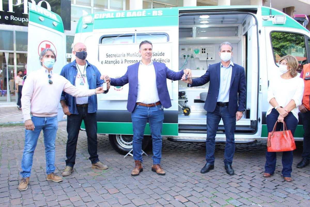 Geraldo Gomes, Pedro Machado, Divaldo Lara, Mário Mena e Adriana Lara durante a entrega das chaves das novas ambulâncias