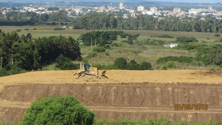 Terraplenagem no aterro sanitário de Bagé, em março de 2016.
