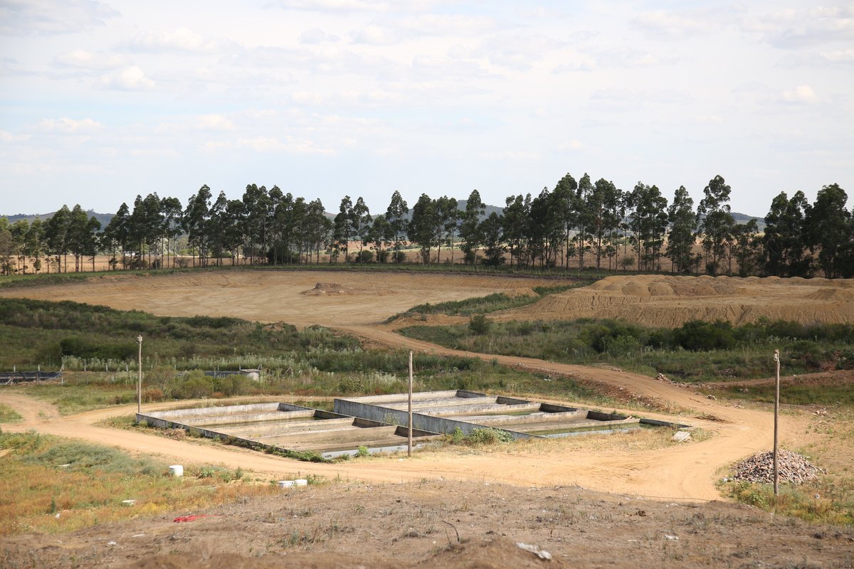 Vista aérea dos tanques de tratamento de chorume e da área do aterro sanitário de Bagé.