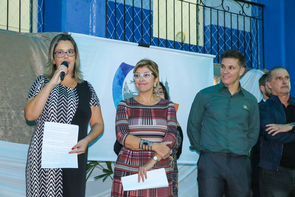 Autoridades discursam durante a solenidade de inauguração do Centro de Educação Melanie Granier.