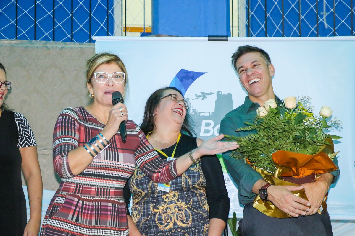 Secretária de Educação Adriana Lara discursa enquanto Divaldo Lara recebe homenagem na inauguração do Centro de Educação Melanie Granier