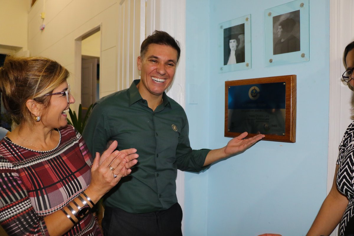 Divaldo Lara e a secretária de Educação, Adriana Lara, observam a placa comemorativa da inauguração.