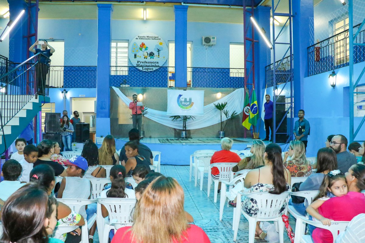 Comunidade prestigia a solenidade de inauguração do Centro de Educação Melanie Granier.