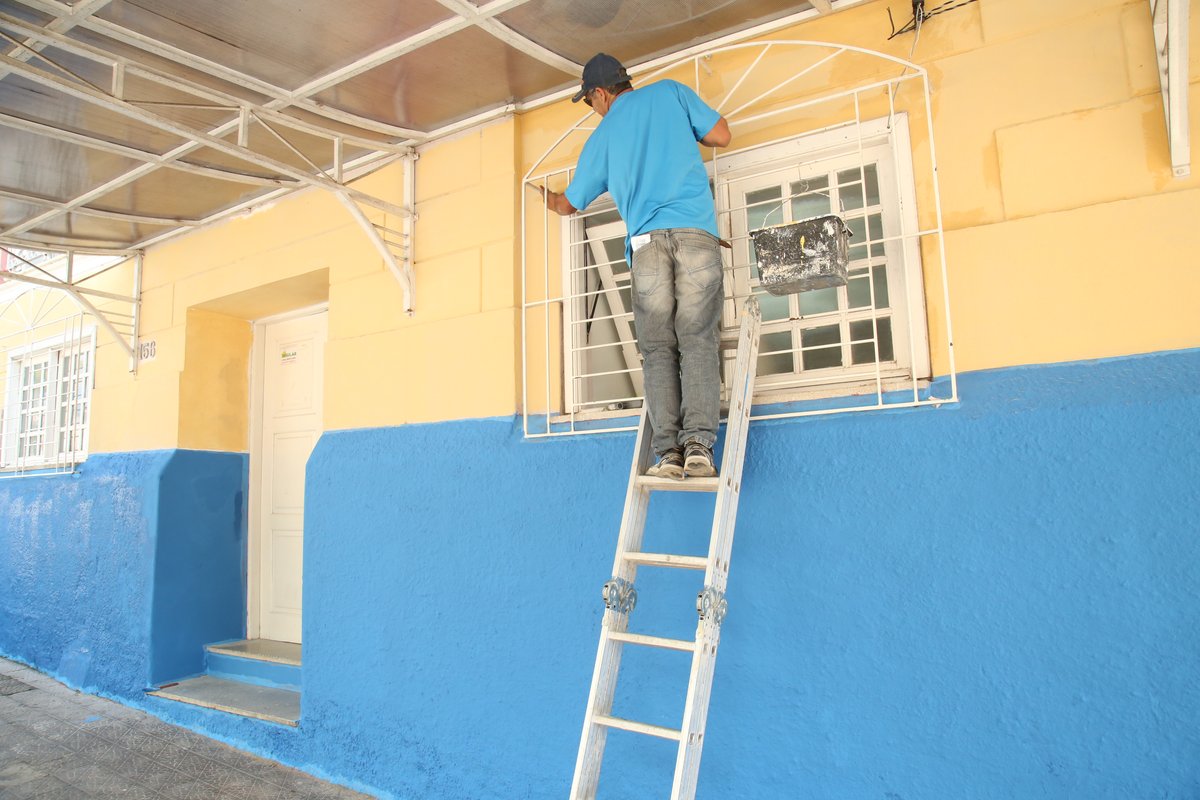Reforma da fachada do Centro de Educação Melanie Granier antes da inauguração.