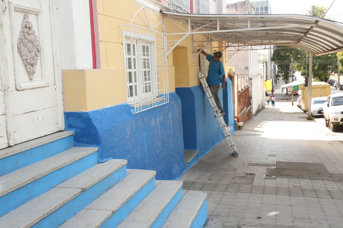 Trabalhadores revitalizam a fachada do Centro de Educação Melanie Granier