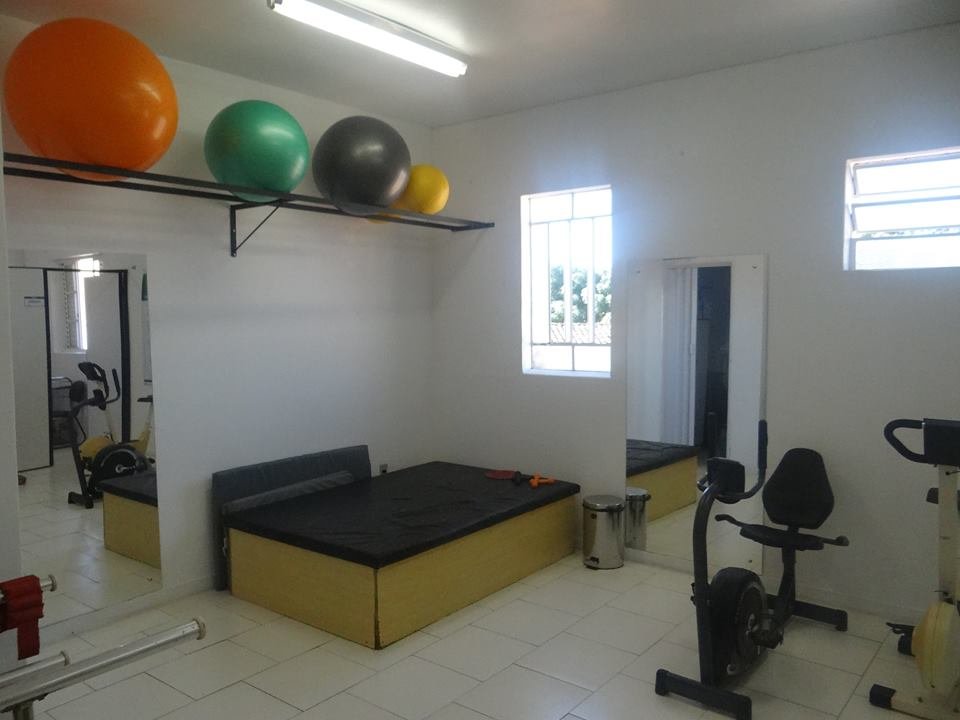 Sala de fisioterapia do CESF, com colchonete e bolas de exercício
