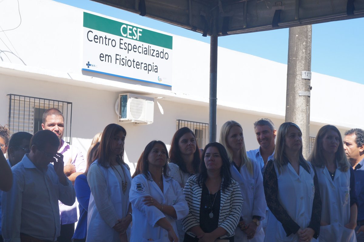 Fachada do CESF com a equipe reunida no dia da inauguração