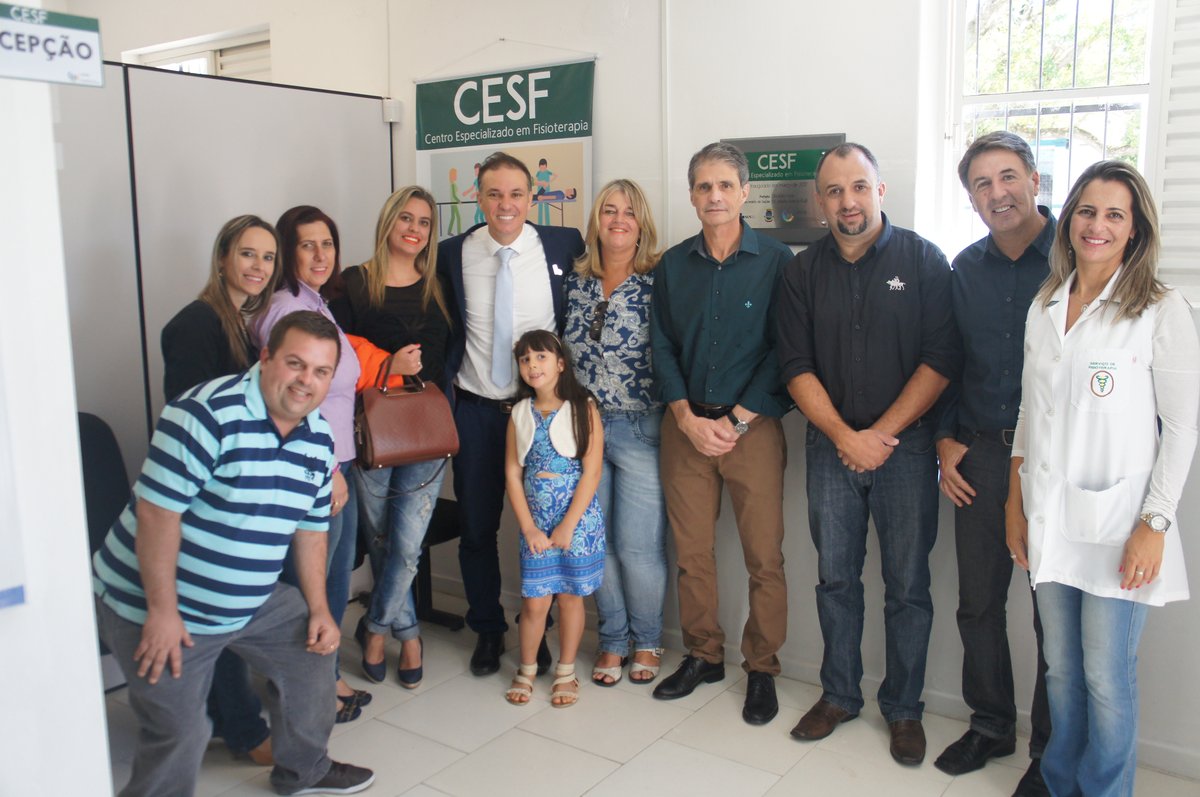 Equipe do CESF reunida junto à placa de inauguração do centro