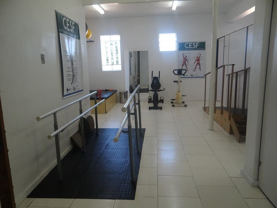 Sala de reabilitação do CESF, com barras paralelas e bicicletas ergométricas