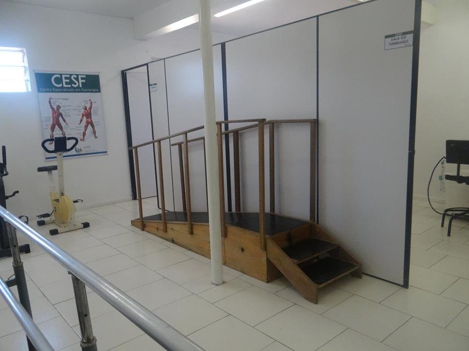 Sala com rampa e escada de treino do CESF, usada em exercícios de reabilitação motora.