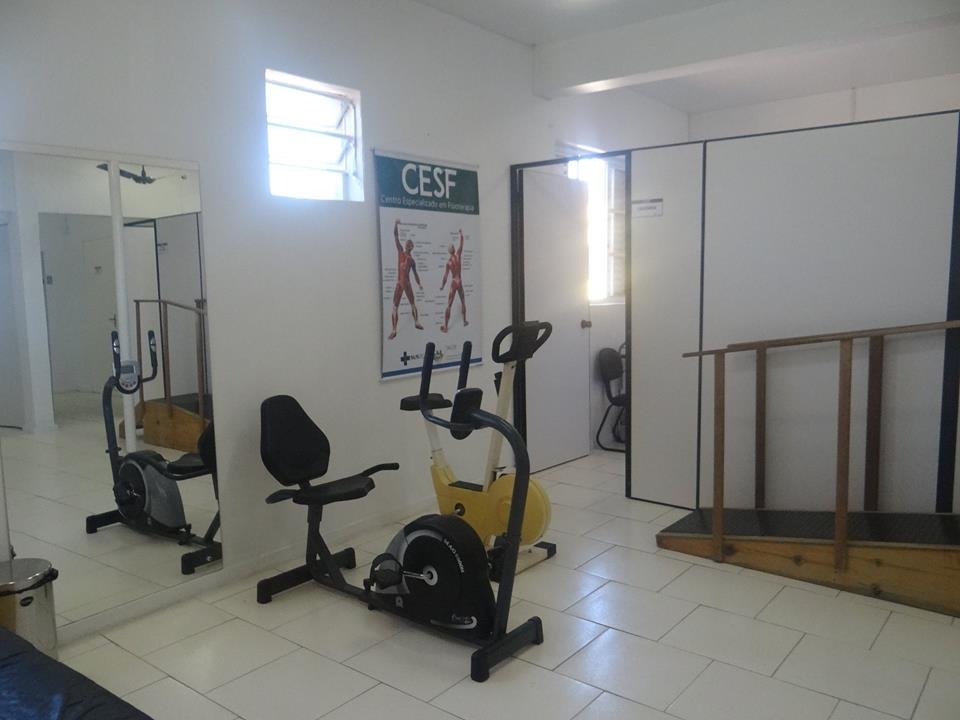 Sala de fisioterapia do CESF equipada com bicicletas ergométricas.