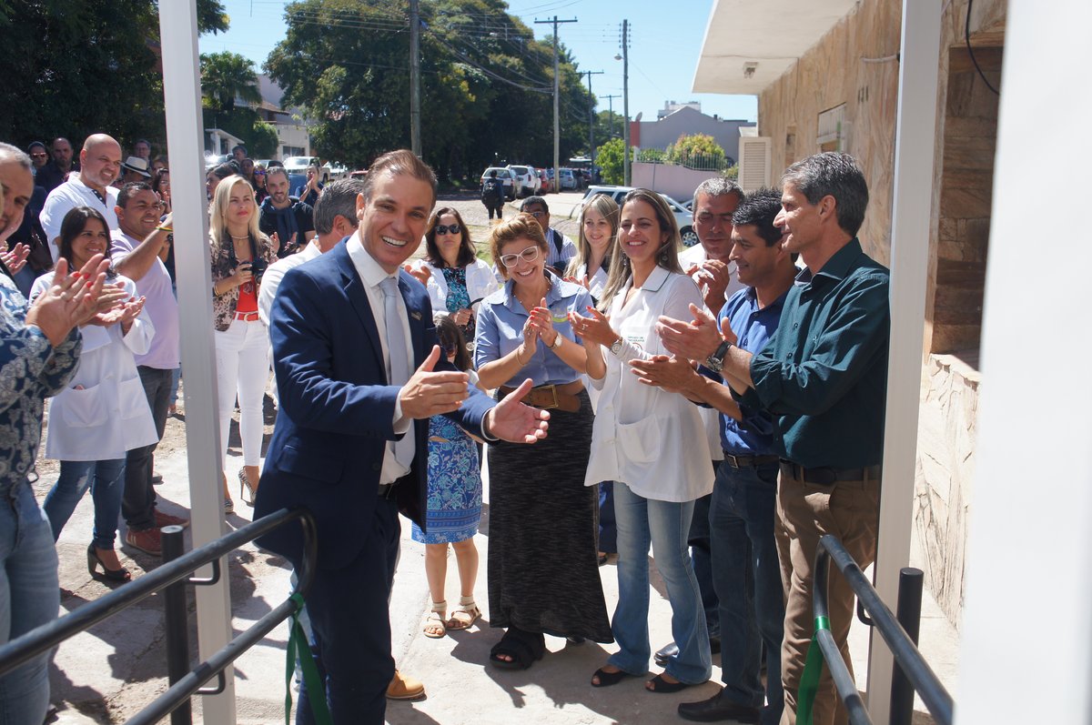 Divaldo Lara cumprimenta a equipe na inauguração do CESF, Centro Especializado em Fisioterapia de Bagé