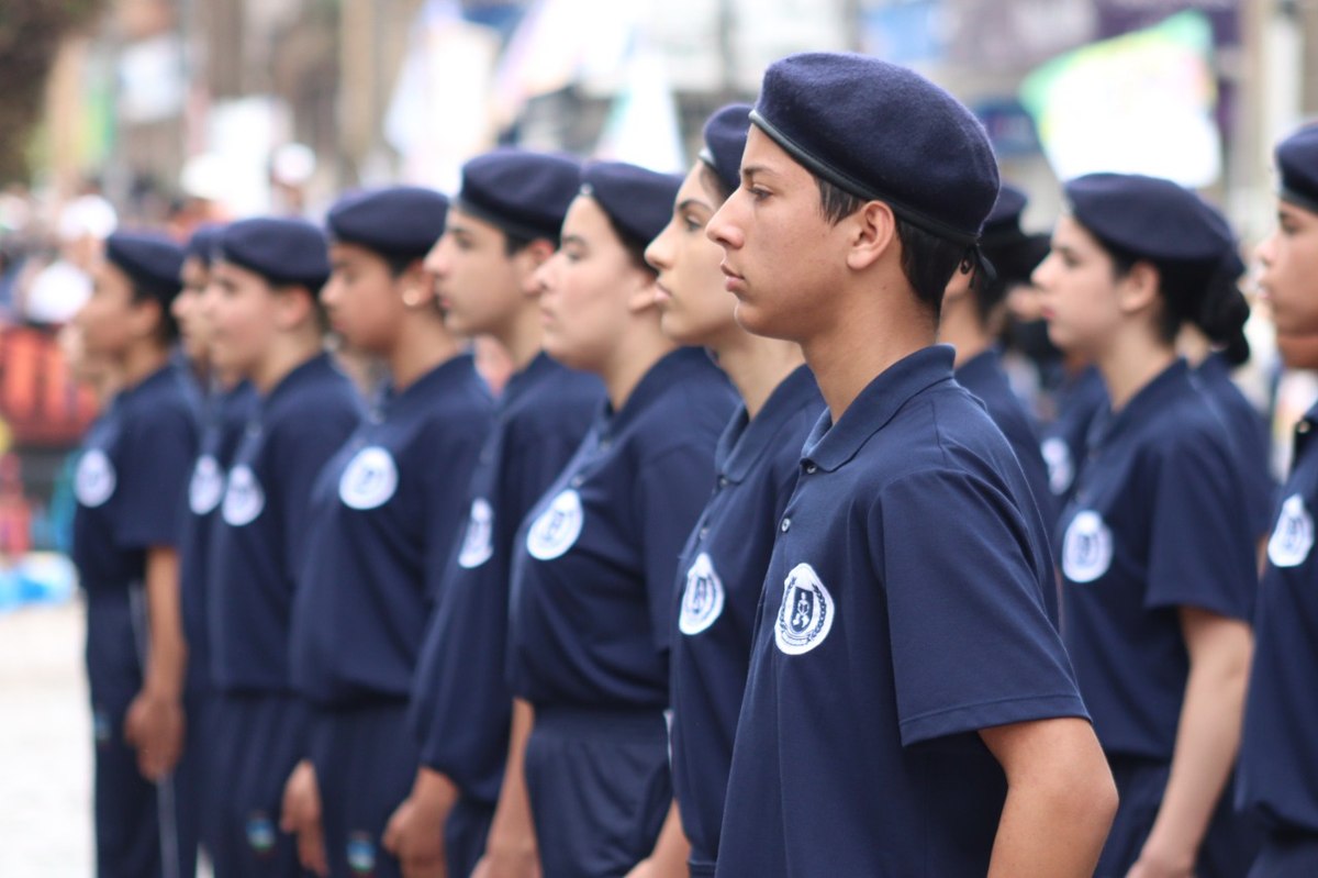 Alunos da Escola Cívico-Militar São Pedro em formação durante desfile em Bagé.