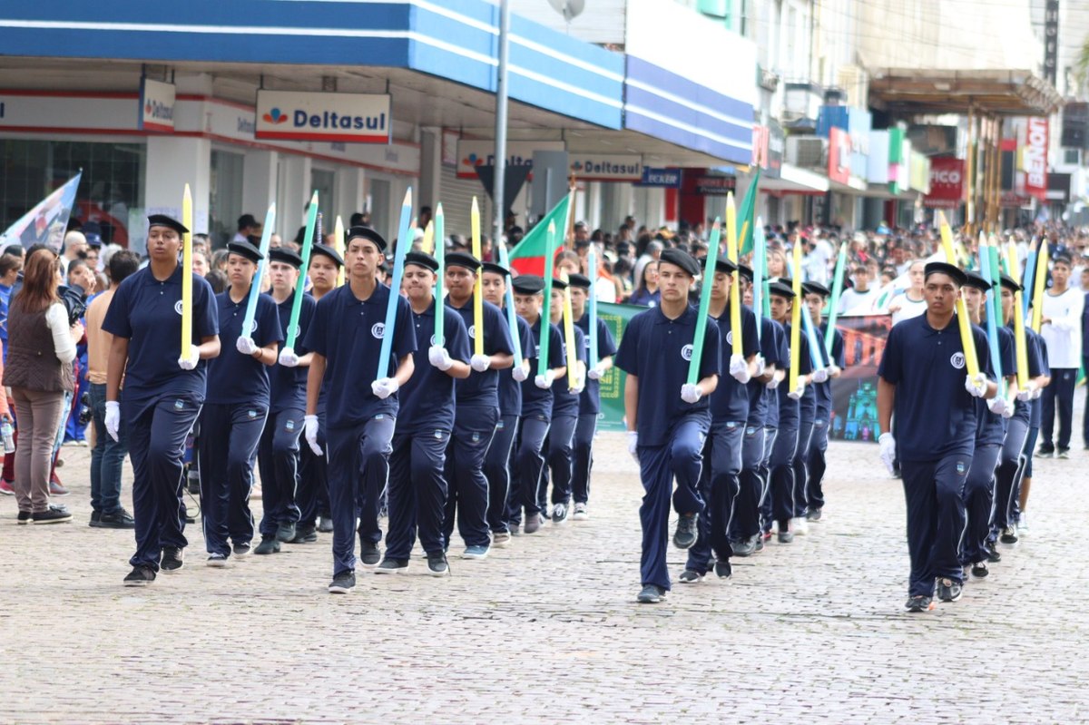 Alunos da Escola Cívico-Militar São Pedro desfilam pelas ruas de Bagé.
