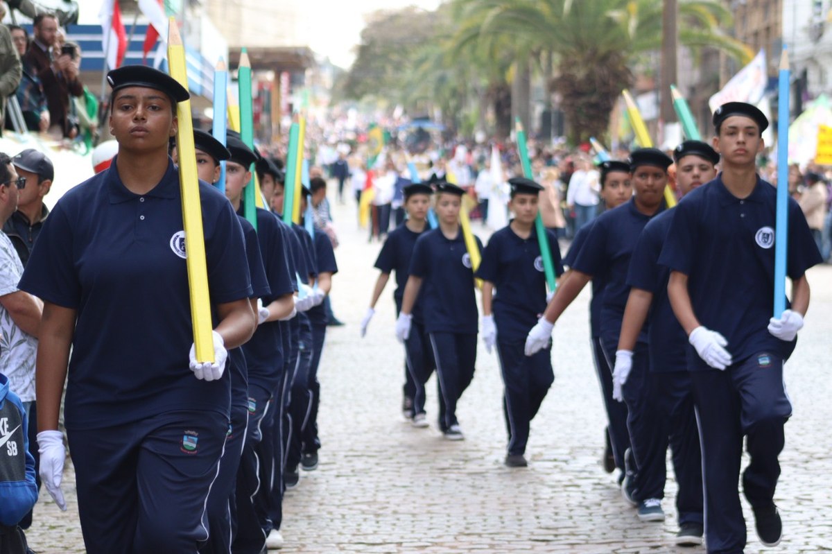 Alunos da Escola Cívico-Militar São Pedro durante desfile cívico em Bagé.