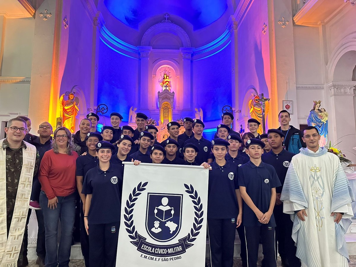 Alunos da Escola Cívico-Militar São Pedro em celebração na Catedral de Bagé.
