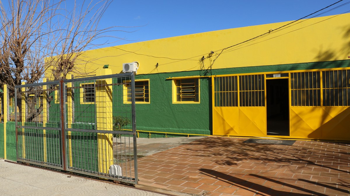 Fachada da Escola Cívico-Militar João Severiano, no Bairro Castro Alves, uma das três escolas conquistadas por Divaldo Lara.