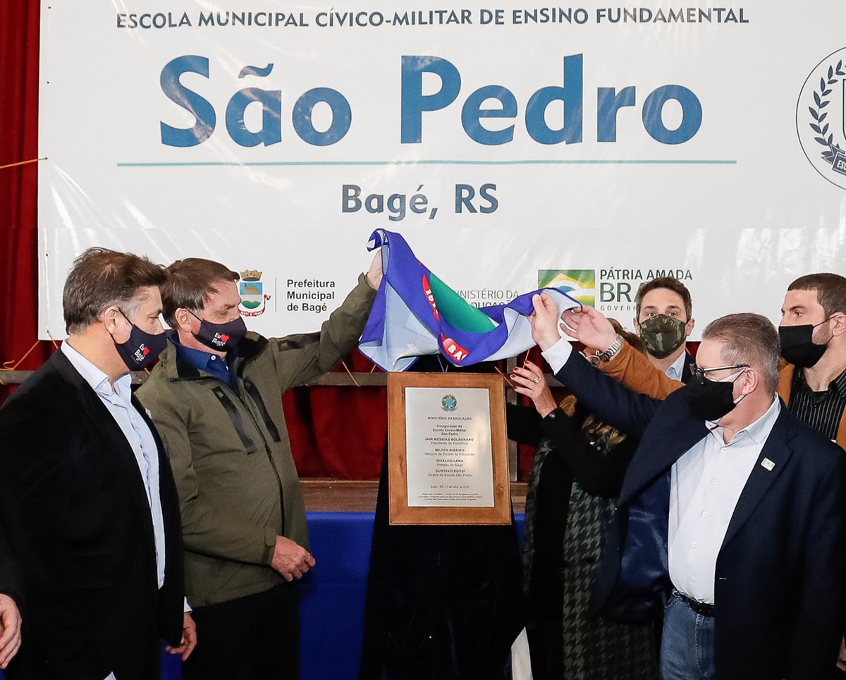 O presidente Jair Bolsonaro participa da inauguração oficial da Escola Cívico-Militar São Pedro, em Bagé.