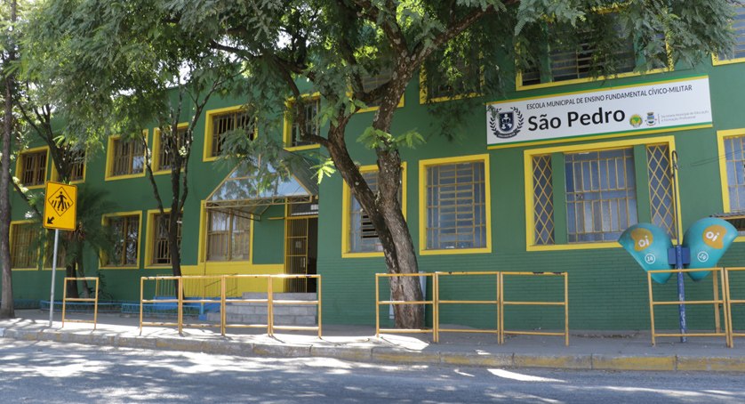 Fachada da Escola Municipal de Ensino Fundamental Cívico-Militar São Pedro, em Bagé