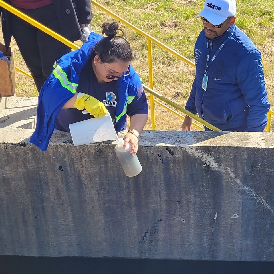 Técnica do Daeb coleta amostra durante os testes finais do novo sistema de esgotamento sanitário.