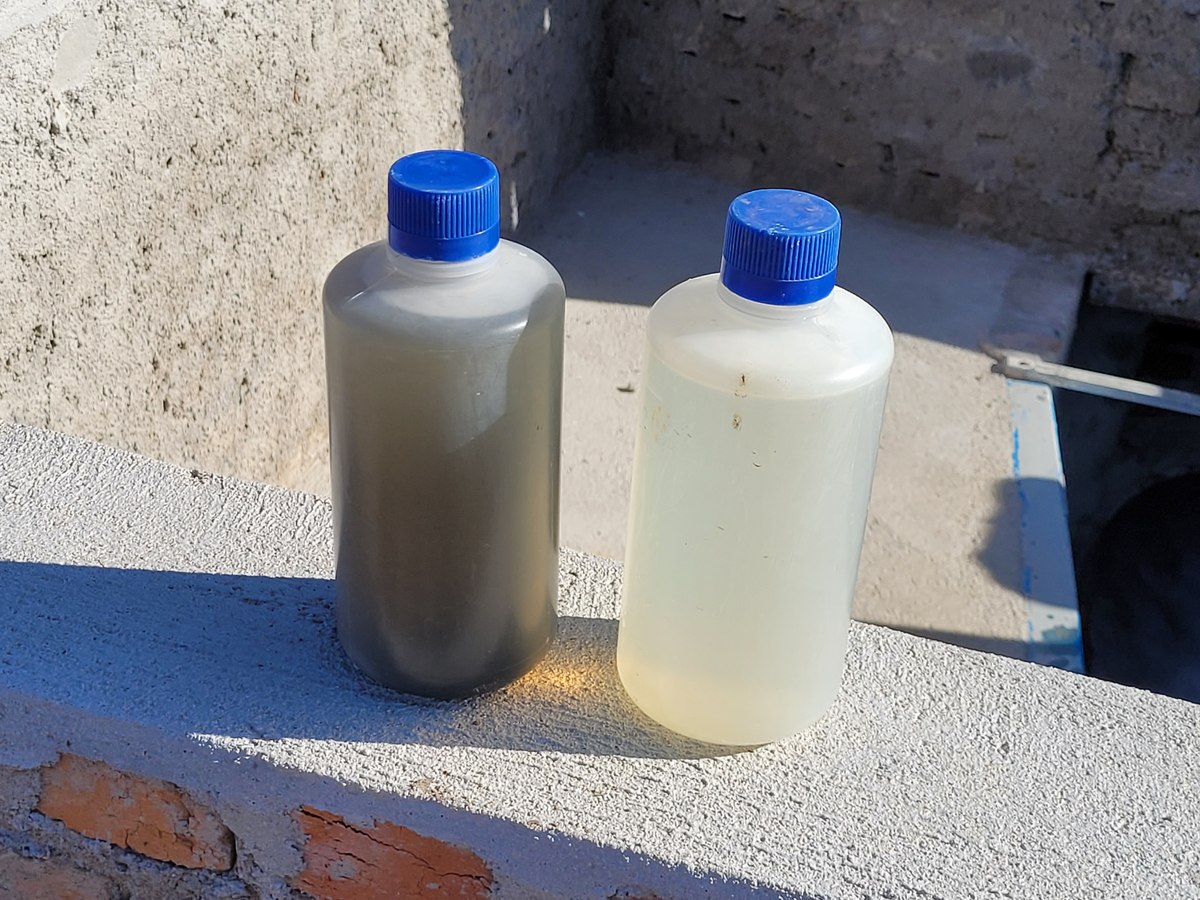 Amostras de água antes e depois do tratamento na nova Estação de Tratamento de Esgoto de Bagé.