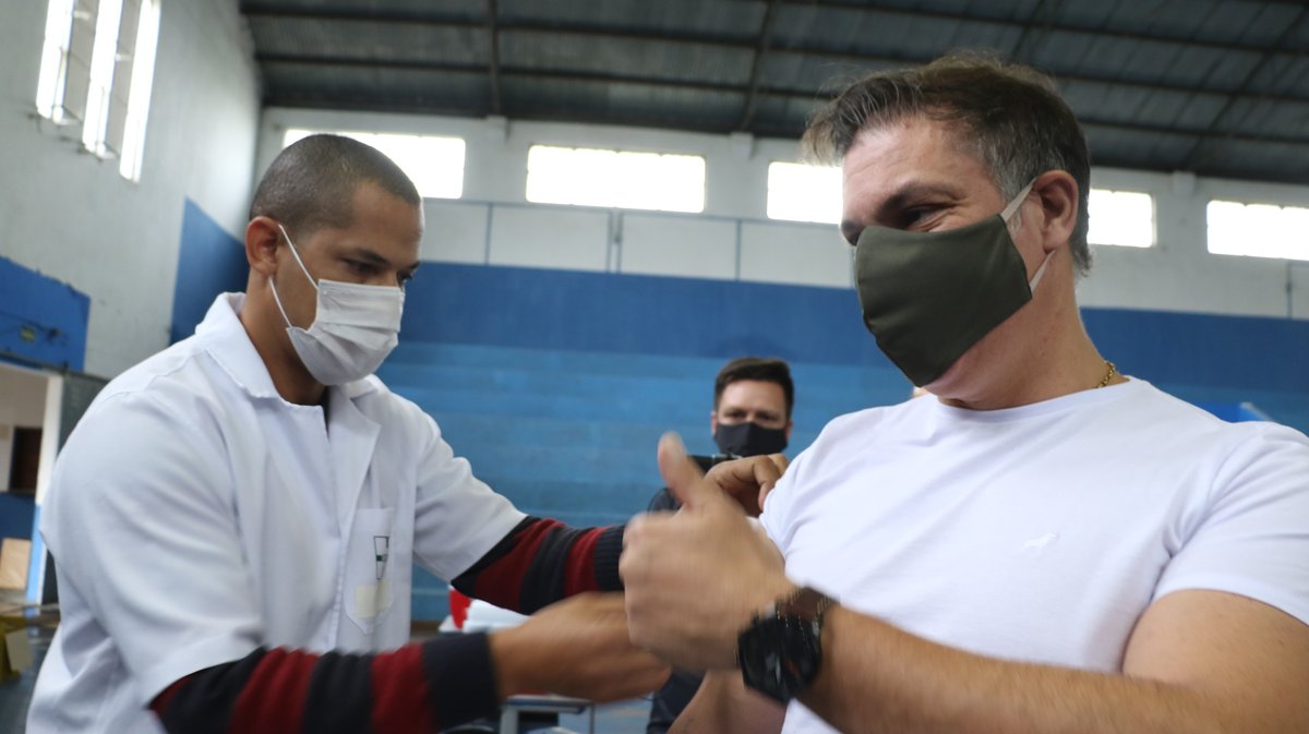 Divaldo Lara recebe a vacina contra a Covid-19.