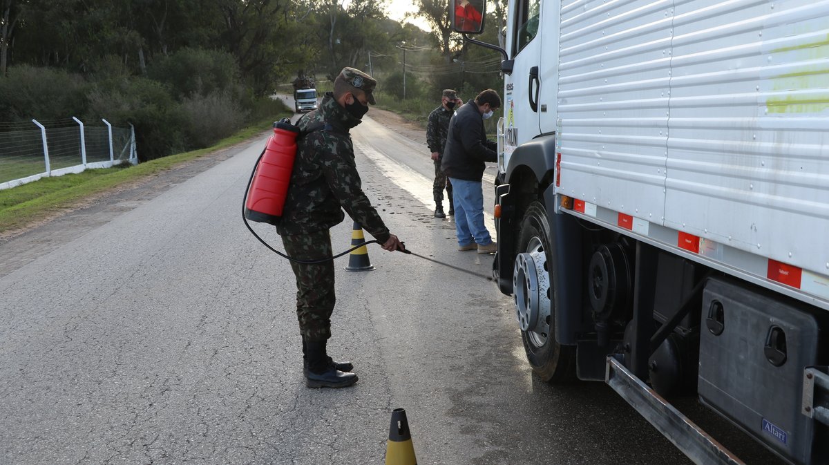 Barreira sanitária montada em conjunto com o Exército na entrada de Bagé.