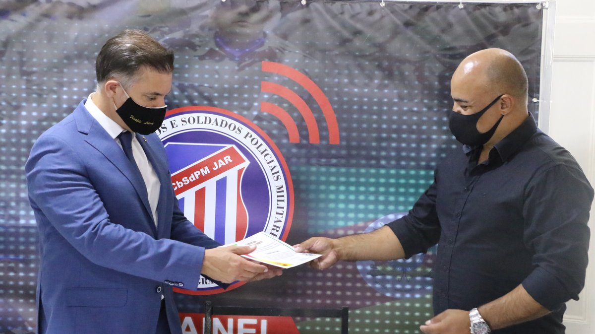 Divaldo Lara entrega doses de vacina a representante de entidade policial militar de Bagé.