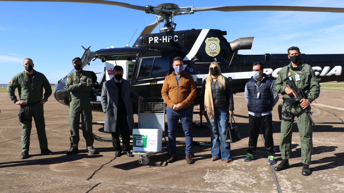 Chegada de vacinas contra a Covid-19 a Bagé, transportadas por helicóptero da Polícia Civil.