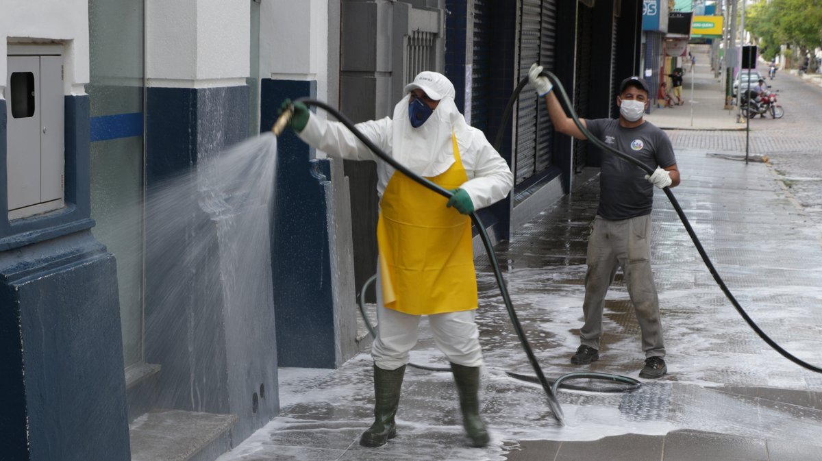 Equipe realiza desinfecção de vias públicas em Bagé durante a pandemia.