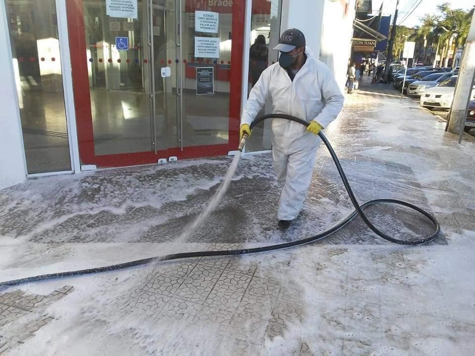 Desinfecção de calçadas no centro de Bagé durante a pandemia.